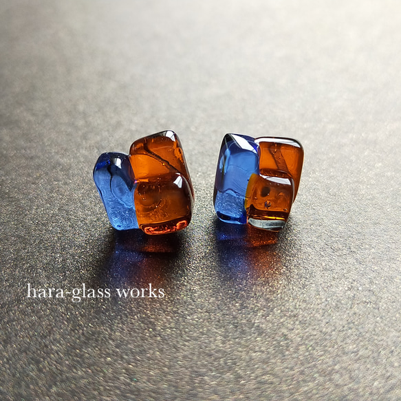 ガラスの琥珀糖ピアス　オレンジ&セルリアンブルー&ライトグレー　樹脂ピアス 5枚目の画像
