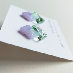 【色変化】ガラスのダイヤピアス　ラベンダー＆ティントグリーン　アレルギー対応ピアス 3枚目の画像