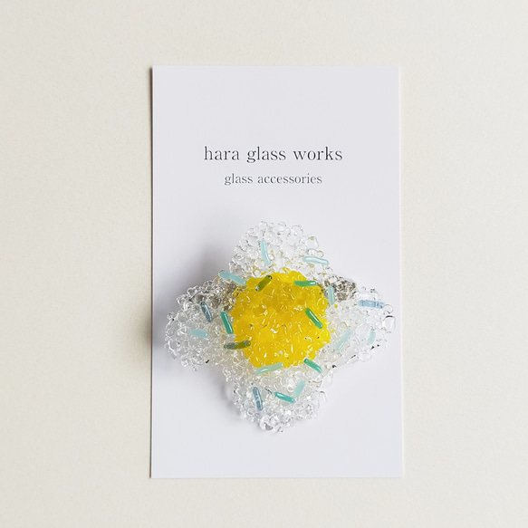 ガラスの花ブローチ（大）　クリア&イエロー　つぶつぶアクセサリー　 1枚目の画像