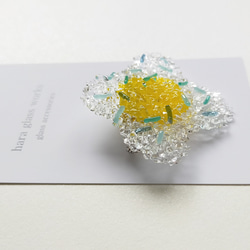 ガラスの花ブローチ（大）　クリア&イエロー　つぶつぶアクセサリー　 4枚目の画像