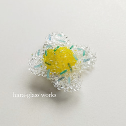 ガラスの花ブローチ（大）　クリア&イエロー　つぶつぶアクセサリー　 5枚目の画像