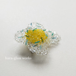 ガラスの花ブローチ（大）　クリア&イエロー　つぶつぶアクセサリー　 6枚目の画像