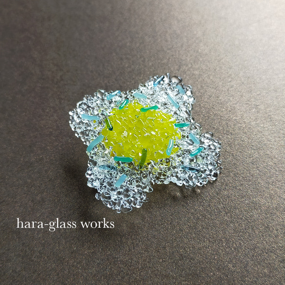 ガラスの花ブローチ（大）　クリア&イエロー　つぶつぶアクセサリー　 7枚目の画像