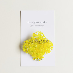 ガラスの花ブローチ（大）　イエロー&クリアミックス　つぶつぶアクセサリー　 1枚目の画像