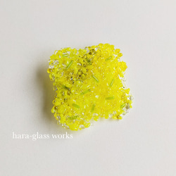 ガラスの花ブローチ（大）　イエロー&クリアミックス　つぶつぶアクセサリー　 5枚目の画像