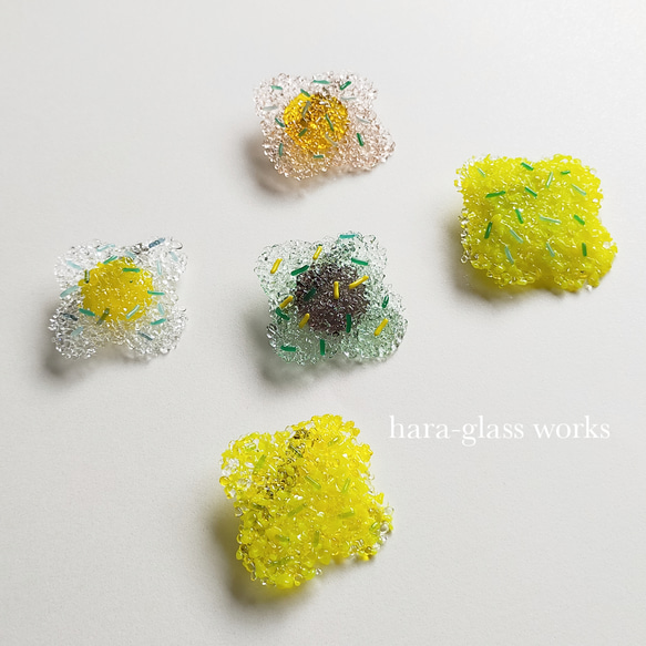 ガラスの花ブローチ（大）　イエロー&クリアミックス　つぶつぶアクセサリー　 7枚目の画像