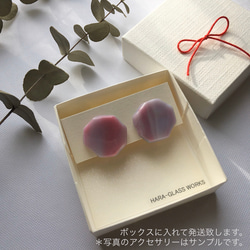 ピンクのマーブリング ガラス イヤリング 箱付き 5枚目の画像