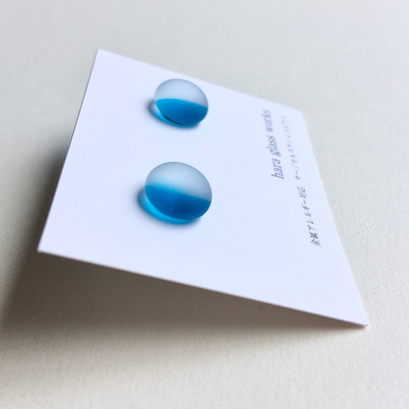 ガラスの一粒ピアス　小さなサンドブラスト　セルリアンブルーのグラデーション　アレルギー対応ピアス 2枚目の画像
