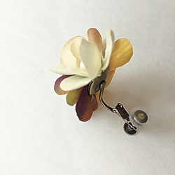 小さなコットンパールの小花イヤリング 5枚目の画像