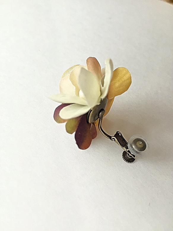 小さなコットンパールの小花イヤリング 5枚目の画像