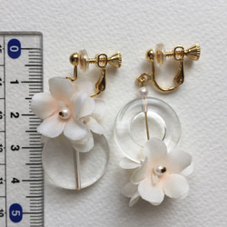 小花とクリアパーツのイヤリング（ピアス変更可） 4枚目の画像
