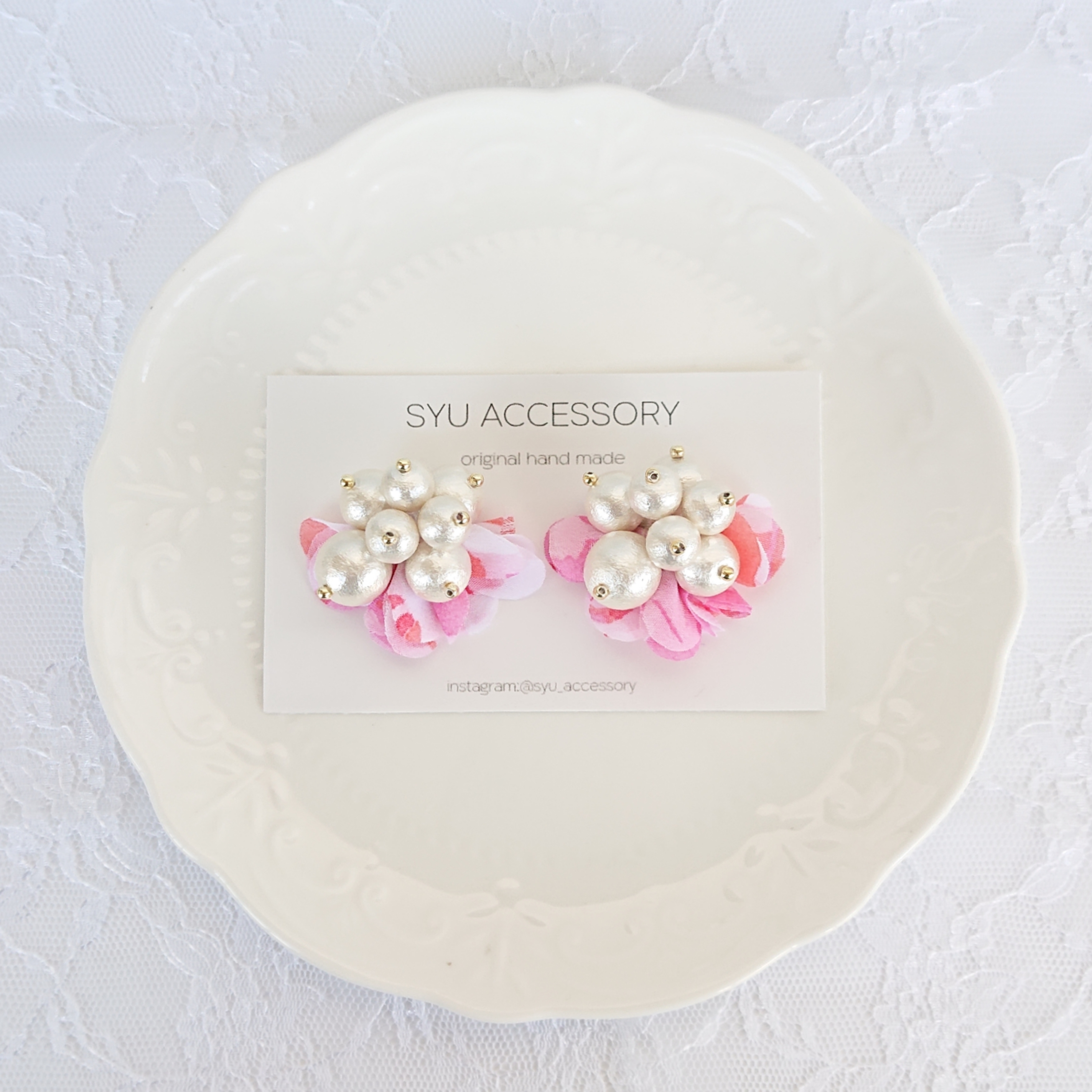 コットンパールとふんわりシフォンフリルビーズ刺繍ピアス イヤリング～フラミンゴ～ 4,771円