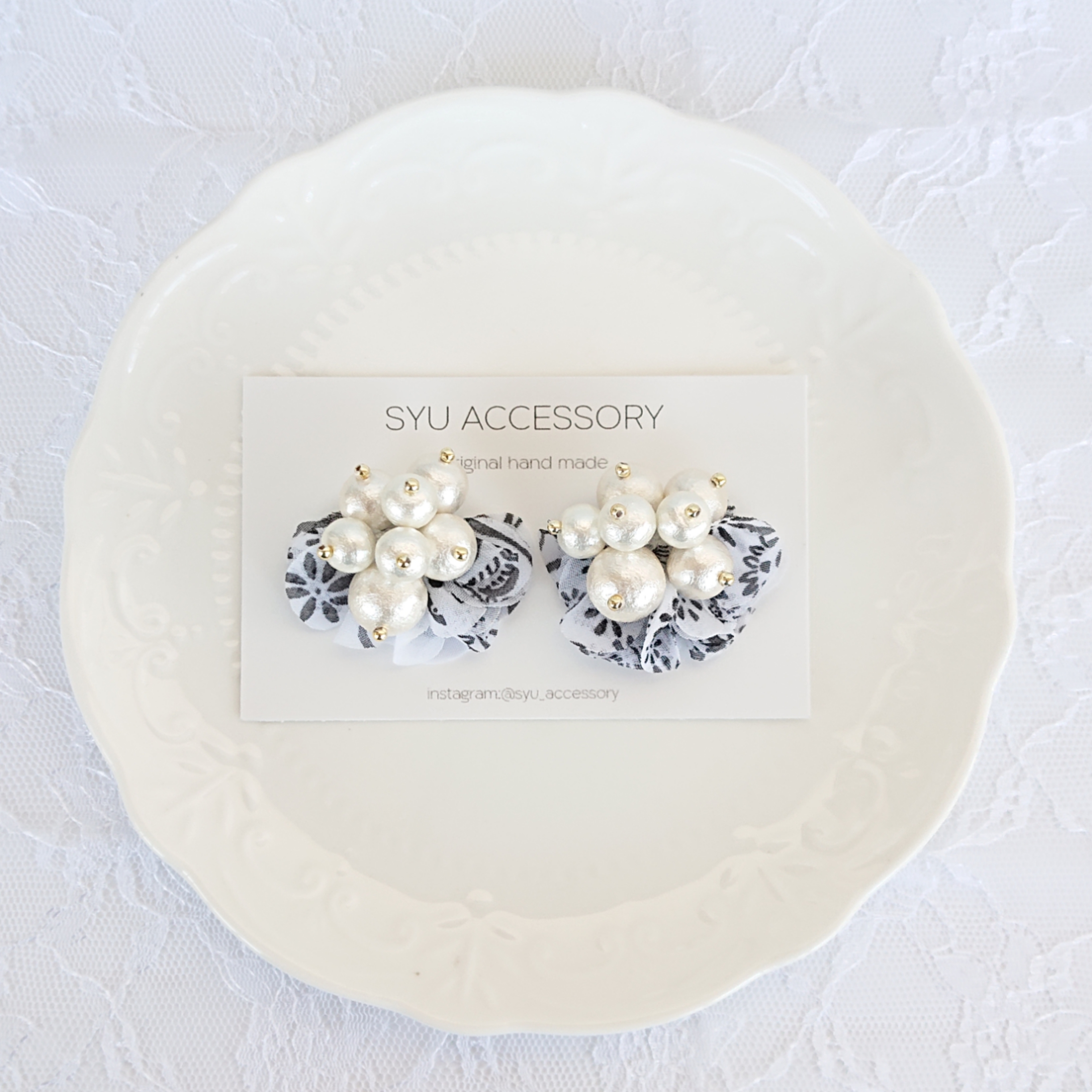 コットンパールとふんわりシフォンフリルビーズ刺繍ピアス イ～white black flower〜