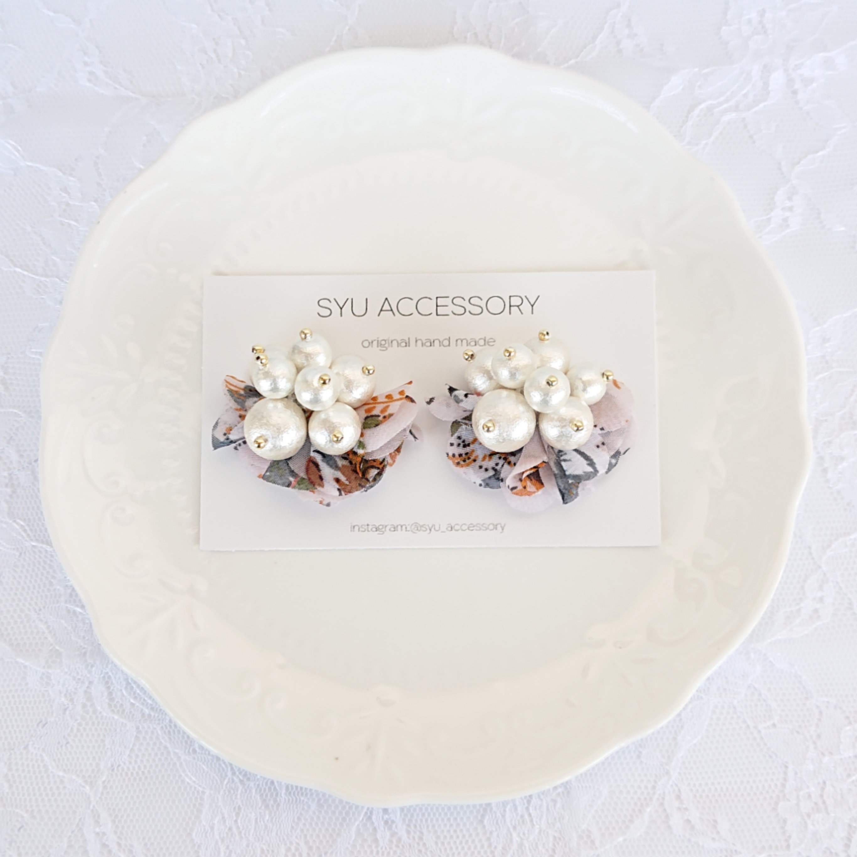 コットンパールとふんわりシフォンフリルビーズ刺繍ピアス イヤリング～レトロ～