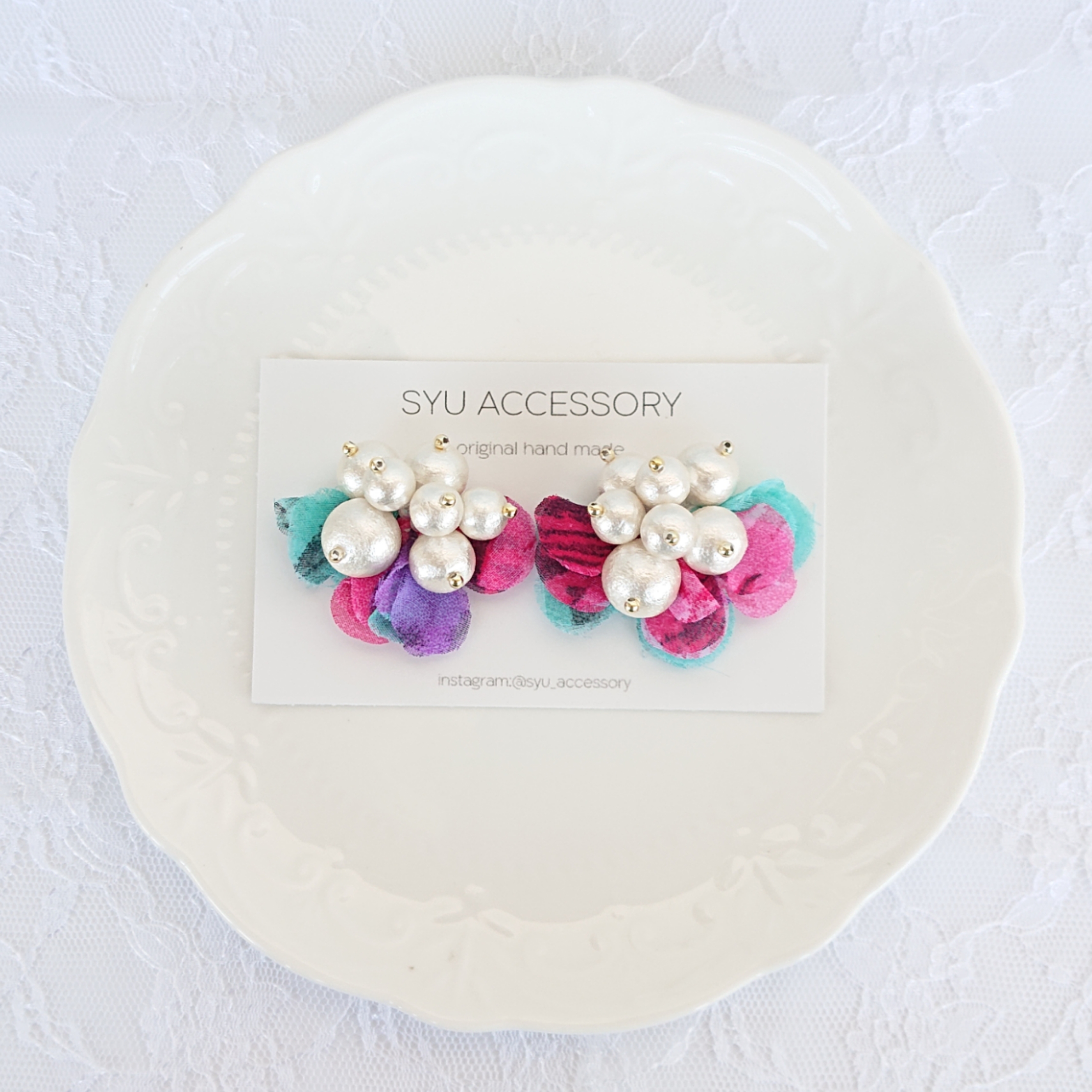 コットンパールとふんわりシフォンフリルビーズ刺繍ピアス イヤリング～ネオン～