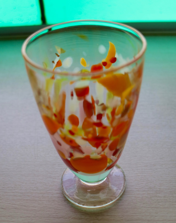 温かみを感じる　オレンジ色の丸足ハンドメイドグラス 3枚目の画像