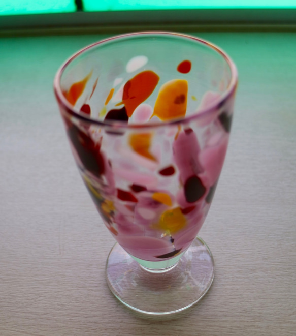 温かみを感じる　桃色の丸足ハンドメイドグラス 3枚目の画像