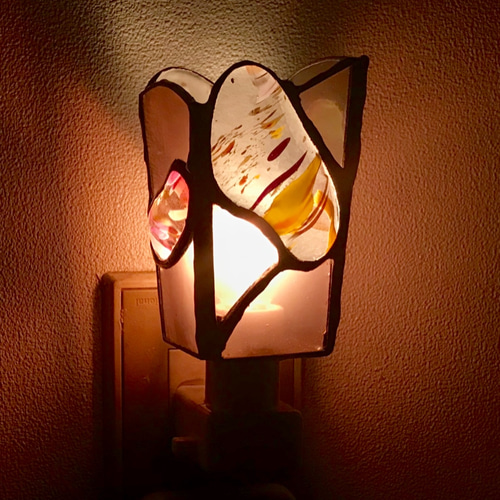 暗闇を照らす、光の道案内 ステンドグラス ナイトライト ワイン色