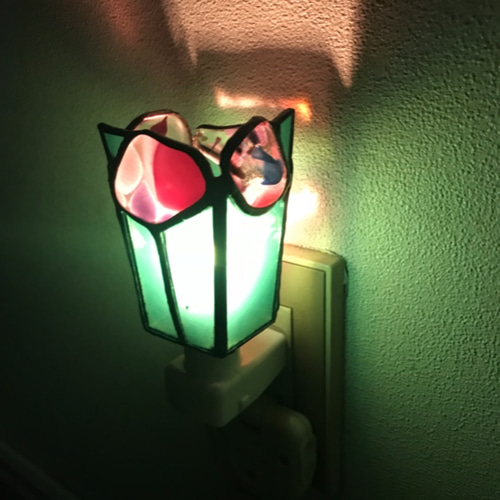 暗闇を照らすひかりの道案内 ステンドグラス ナイトライト グリーン色