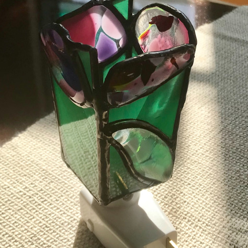 暗闇を照らすひかりの道案内 ステンドグラス ナイトライト グリーン色