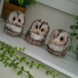 羊毛フェルト 置物　コノハズク　 約18cm 羊毛フェルト フクロウ アフリカオオコノハズク ミニサイズ 羊毛