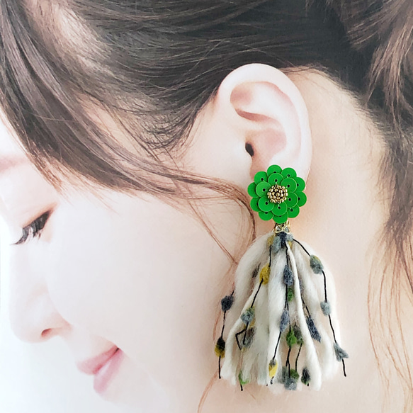 スパンコールのお花とふわもこタッセルのイヤリング／ピアス(緑) 2枚目の画像