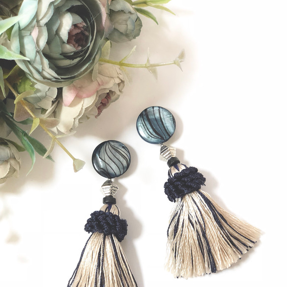 211.shell beads × navy white tassel 2枚目の画像