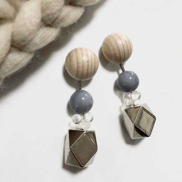 91.wood & milky blue vintage earrings 2枚目の画像