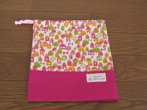 給食袋 水彩画風　静かな町 入園入学準備　家・木・小鳥・チョウ・リボン　ピンク　 2枚目の画像