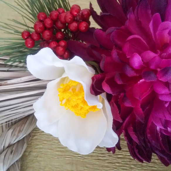 お正月  菊と椿の紅白しめ縄飾り 2枚目の画像