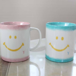 【ペア】ピンクとエメラルドグリーンのニコちゃんマグカップ 2枚目の画像