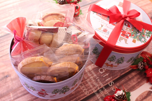 ☆数量限定販売☆クリスマス缶(大)☆冬のケーキ「カカオケーキ」も入ってます♪カカオ・マロン・りんご 1枚目の画像