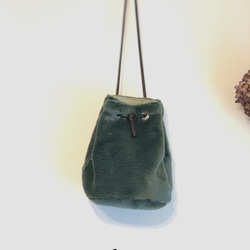 【受注製作】なめらかショートファー巾着バッグ ver.1(GREEN TEA) 2枚目の画像