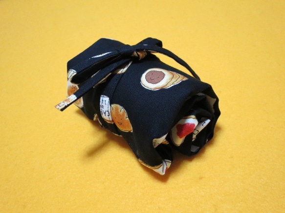 パン柄のレジ袋型エコバッグ　（黒） 4枚目の画像