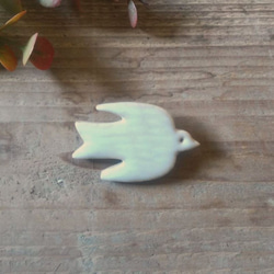 陶器のブローチ：鳥(ホワイト) 1枚目の画像