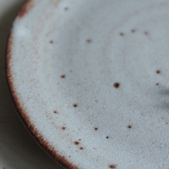 creema限定　小皿　リム皿　紫雲末　グレーのような水色のような　鉄粉が魅力的な　陶器　 5枚目の画像