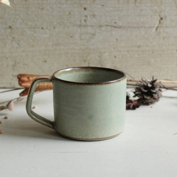 マグカップ　筒形　取手台形　淡い緑　陶器 3枚目の画像