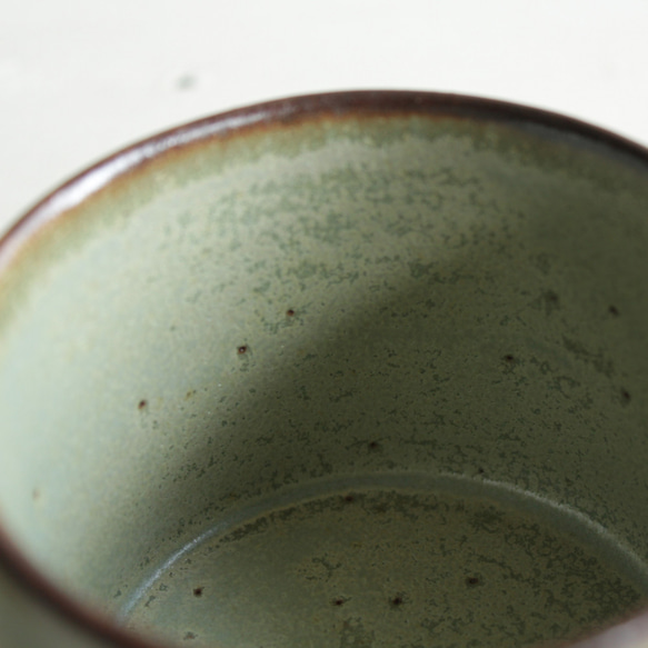 マグカップ　筒形　取手台形　淡い緑　陶器 5枚目の画像