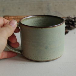マグカップ　筒形　取手台形　淡い緑　陶器 8枚目の画像