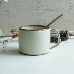 NEW!  マグカップ　筒形　取手台形　優しい雰囲気の白系　陶器 2枚目の画像