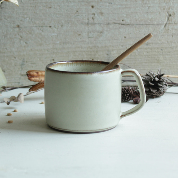 NEW!  マグカップ　筒形　取手台形　優しい雰囲気の白系　陶器 2枚目の画像