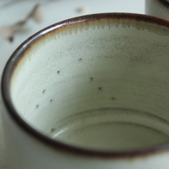 NEW!  マグカップ　筒形　取手台形　優しい雰囲気の白系　陶器 4枚目の画像