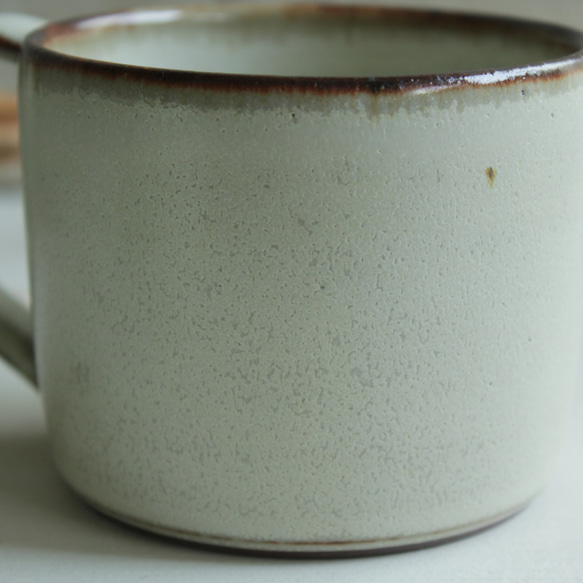 NEW!  マグカップ　筒形　取手台形　優しい雰囲気の白系　陶器 7枚目の画像
