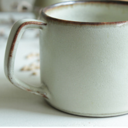 NEW!  マグカップ　筒形　取手台形　優しい雰囲気の白系　陶器 8枚目の画像