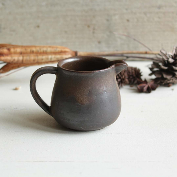 小鳥のようなミルクピッチャー 金属のような色合い 濃い茶ゴールド系