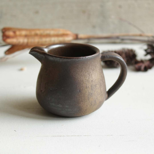 小鳥のようなミルクピッチャー 金属のような色合い 濃い茶ゴールド系