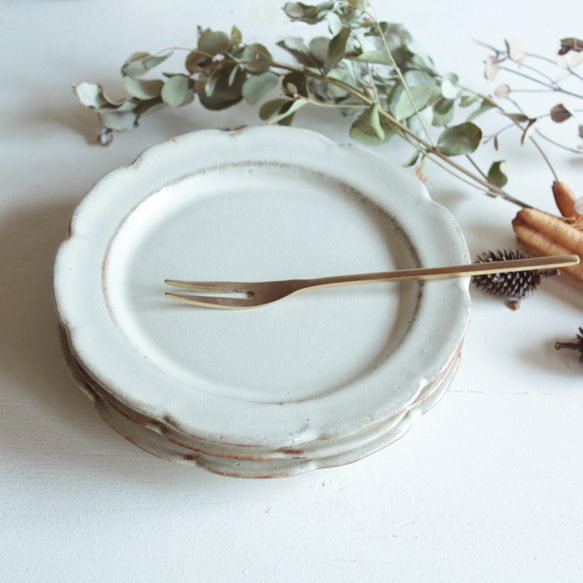 小皿　花のリム皿　優しい雰囲気の白系　ケーキ皿　陶器　 2枚目の画像