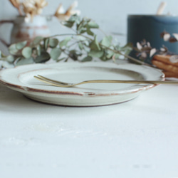小皿　花のリム皿　優しい雰囲気の白系　ケーキ皿　陶器　 3枚目の画像