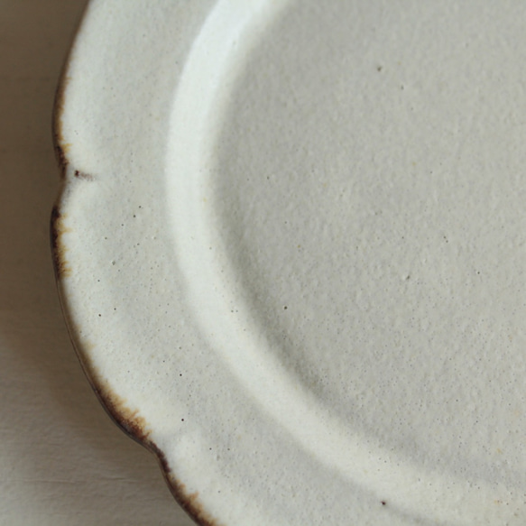 小皿　花のリム皿　優しい雰囲気の白系　ケーキ皿　陶器　 4枚目の画像