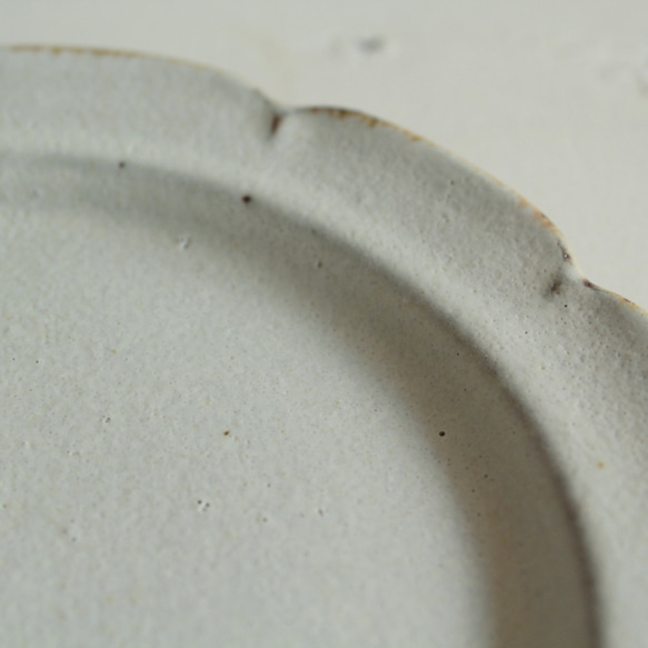 小皿　花のリム皿　優しい雰囲気の白系　ケーキ皿　陶器　 5枚目の画像